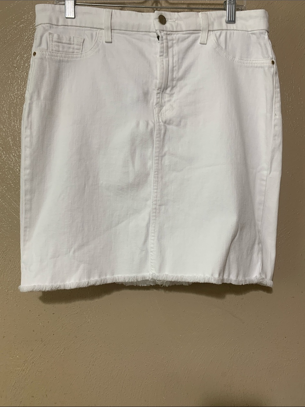 7 For All Mankind JEN7 size 12  White Denim Skirt Pockets Raw Hem